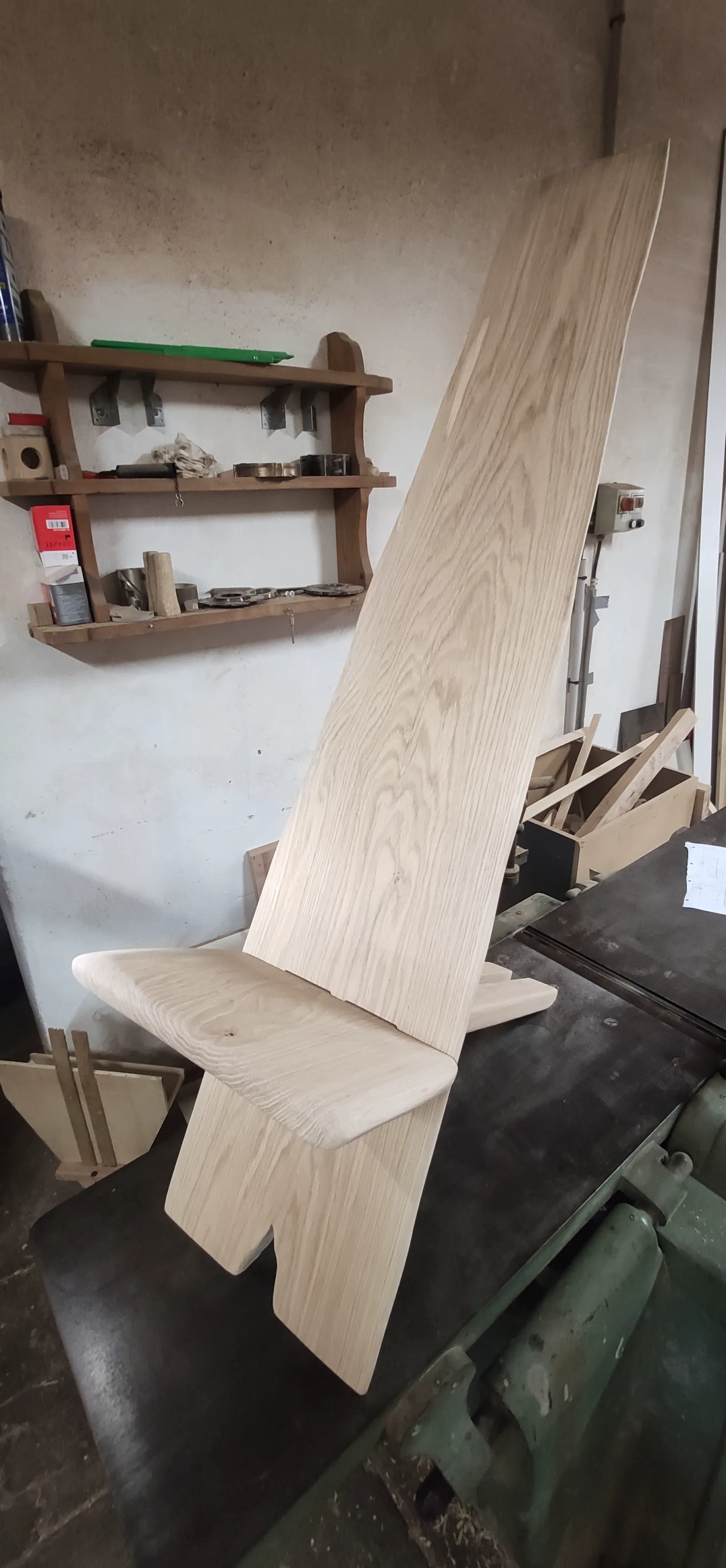 Planche de bois en cours de travail à l’atelier