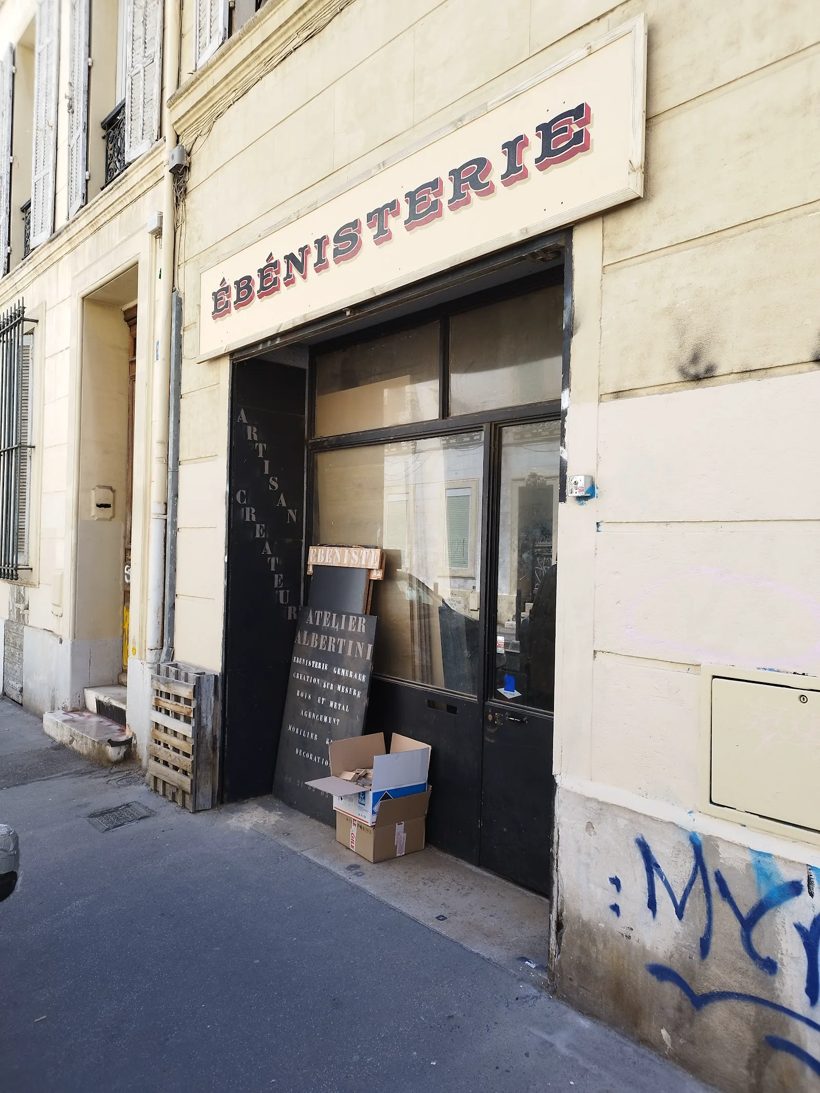 Façade de l’atelier d’ébénisterie à Marseille