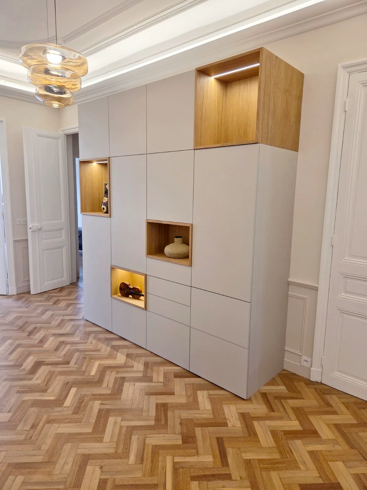 Rangement mural intégré avec niches en bois
