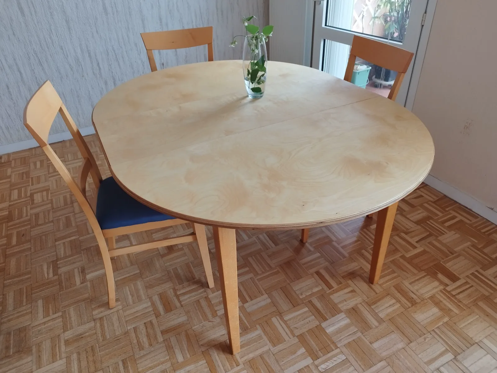 Table ronde en bois clair avec plateau sur mesure